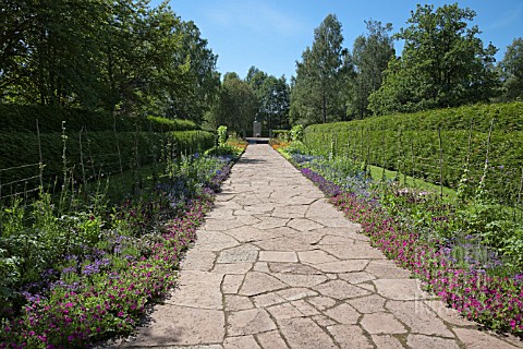 FLOWERBED_RAINBOW_WITH_PLANTING_SEQUENCE_IN_THE_GARDEN_OF_COUNTRY_ESTATE_ROTTNEROS_SWEDEN
