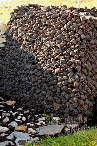 PILE_OF_PEAT_DRYING_IN_IRELAND