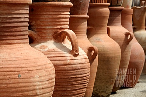 CLAY_JARS_ON_DISPLAY_AT_A_MARKET_IN_LEBANON