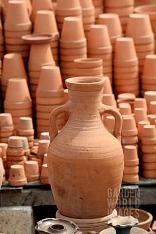 TERRACOTTA_AMPHORA_AND_POTS_ON_DISPLAY_AT_A_MARKET_IN_LEBANON