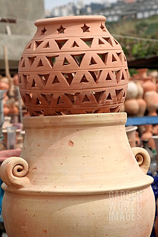 TERRACOTTA_POTS_ON_DISPLAY_AT_A_MARKET_STALL_IN_LEBANON
