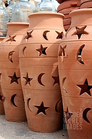 TERRACOTTA_POTS_ON_DISPLAY_AT_A_MARKET_STALL_IN_LEBANON