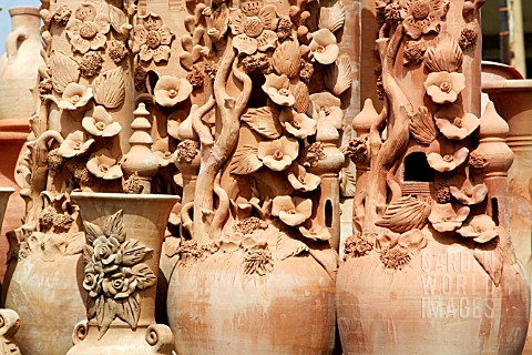 TERRACOTTA_JARS_ON_DISPLAY_AT_A_MARKET_STALL_IN_LEBANON