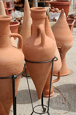 AMPHORA_JARS_ON_WROUGHT_IRON_STANDS_AT_A_MARKET_IN_LEBANON