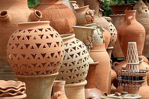 TERRACOTTA_POTS_AND_JARS_ON_DISPLAY_AT_A_MARKET_STALL_IN_LEBANON