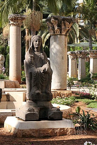 ROMAN_STATUE_AND_COLUMNS_IN_THE_GARDEN_OF_ROBERT_MOUAWAD_PRIVATE_MUSEUM_IN_BEIRUT