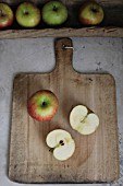 SLICED APPLE & CUTTING BOARD