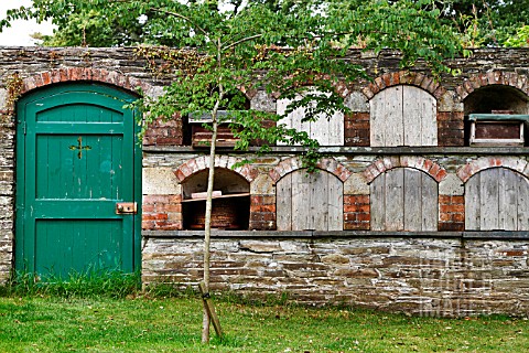 LOST_GARDENS_OF_HELIGAN_BEE_BOLES