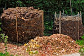 MAKING COMPOST IN CHICKEN WIRE BINS