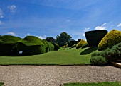 TOPIARY AND CLIPPED YEW HEDGES SURROUND THE QUEENS GARDEN, SUDELEY CASTLE