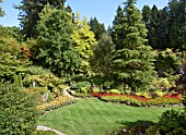 BUTCHART GARDENS, THE SUNKEN GARDEN IN SUMMER