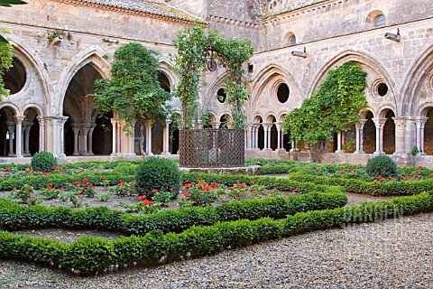 FONTFROIDE_CLOISTER_GARDEN