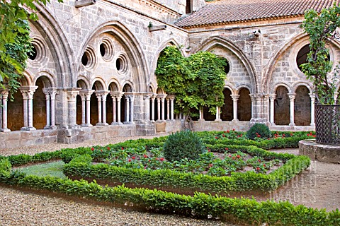 FONTFROIDE_CLOISTER_GARDEN_FRANCE