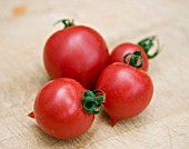 TOMATO JOLLY ON CHOPPING BOARD