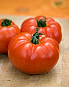 TOMATO MARMANDE (BEEFSTEAK) ON CHOPPING BOARD