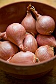 ORGANIC SHALLOTS IN BOWL