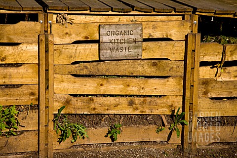 ORGANIC_KITCHEN_WASTE_CONTAINER_BUILT_FROM_RECYCLED_PALLETS