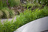 GRASS IN CURVED CONTAINER