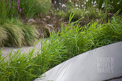 GRASS_IN_CURVED_CONTAINER
