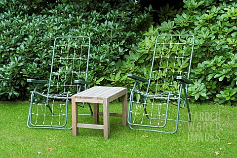 GARDEN_CHAIRS_AND_TABLE
