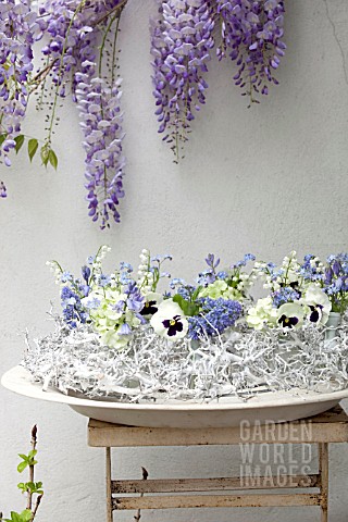 WREATH_IN_BLUE_AND_WHITE