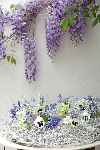 WREATH_IN_BLUE_AND_WHITE