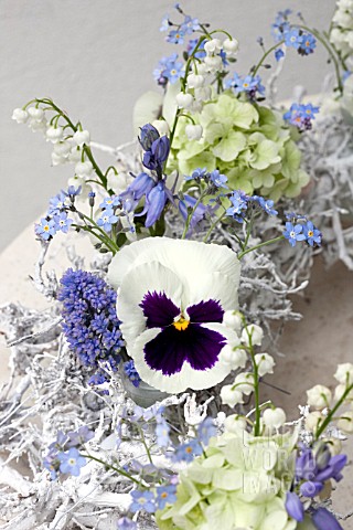 WREATH_IN_BLUE_AND_WHITE