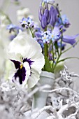 WREATH IN BLUE AND WHITE DETAIL WITH SMALL VASE