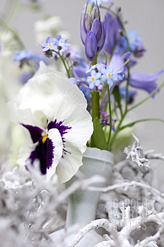 WREATH_IN_BLUE_AND_WHITE_DETAIL_WITH_SMALL_VASE