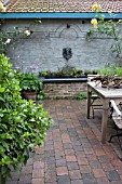 FEATURE LAVANDEE  TERRACE WITH WALL FOUNTAIN