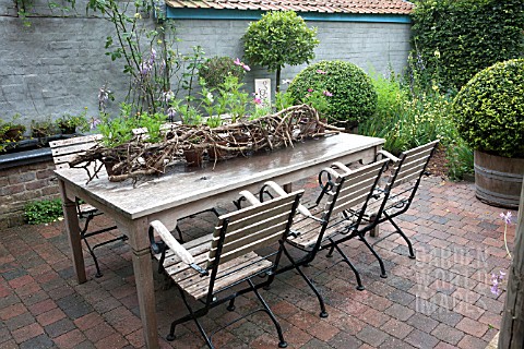 FEATURE_LAVANDEE__TERRACE_DECORATION_WITH_BRANCHES_AND_COSMOS