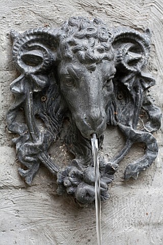 FEATURE_LAVANDEE__DETAIL_OF_WALL_FOUNTAIN