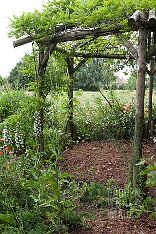 FEATURE_LAVANDEE__ARBOUR_AND_WILD_FLOWER_BED