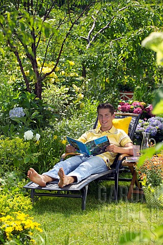 PEOPLE_PERSONS_ENJOYING_BEING_RELAXING_IN_THE_GARDEN