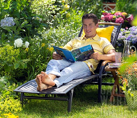 PEOPLE_PERSONS_ENJOYING_BEING_RELAXING_IN_THE_GARDEN