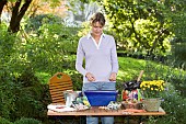 PLANTING SPRING CONTAINER IN THE AUTUMN,ADDING BULBS.