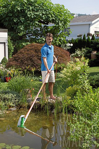 USING_TELESCOPIC_POND_VACUUM