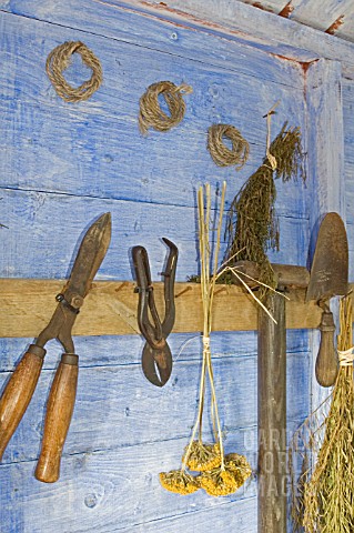 GARDEN_TOOLS_AND_DRIED_HERBS_IN_SHED_IN_THE_VICTORIAN_GARDEN__BBC_GARDENS_THROUGH_TIME_HARLOW_CARR_G