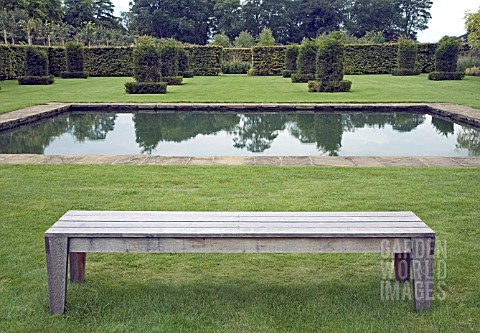 THE_LAKE_AND_THE_SILENT_GARDEN_AT_SCAMPSTON_WALLED_GARDEN