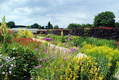 HERBACEOUS_BORDERS_AT_HELMSLEY_WALLED_GARDEN