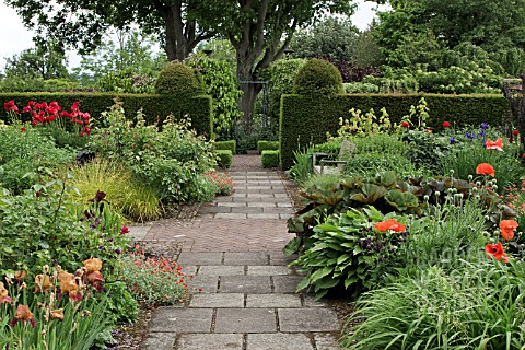 COLOUR_THEMED_BORDERS_OF_HERBACEOUS_PERENNIALS_AT_WOLLERTON_OLD_HALL