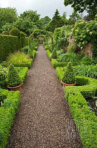 BOXLINED_BEDS_AND_TOPIARY_AT_WOLLERTON_OLD_HALL