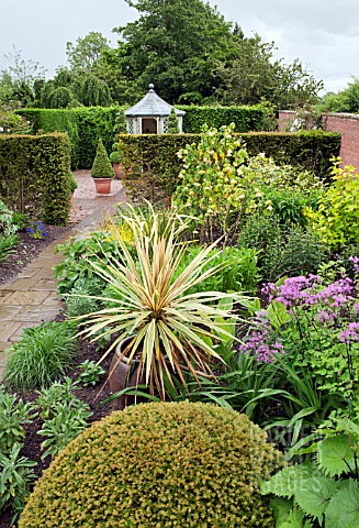 BORDERS_OF_HERBACEOUS_PERENNIALS_AT_WOLLERTON_OLD_HALL