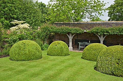 THE_FONT_GARDEN_LOGGIA_WITH_OAK_ARCHES_GARLAND_OF_ROSA_FRANCIS_E_LESTER_AND_BOX_TOPIARY_AT_WOLLERTON
