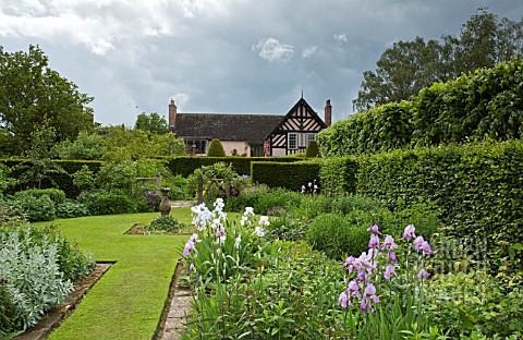 TWIN_BORDERS_BURSTING_WITH_HERBACEOUS_PERENNIALS_AT_WOLLERTON_OLD_HALL