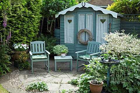 WOODEN_SUMMERHOUSE_AND_SEATING_AREA_AT_WESTON_OPEN_GARDENS