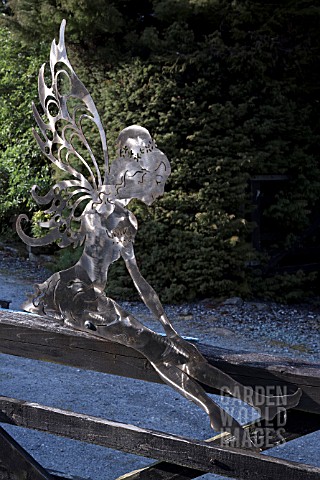 CONTEMPORARY_HAND_CRAFTED_STEEL_SCULPTURE_OF_ANGEL_SITTING_ON_GATE_GARDEN_ART_WITHIN_CONWY_VALLEY_MA