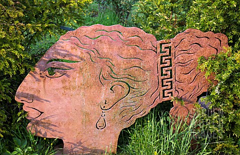CONTEMPORARY_HAND_CRAFTED_STEEL_SCULPTURE_HEAD_OF_FEMALE_GARDEN_ART_WITHIN_CONWY_CONWY_VALLEY_MAZE