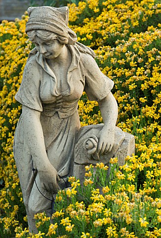 CLASSIC_CARVED_STONE_GARDEN_STATUARY_GARDEN_ART_WITHIN_CONWY_VALLEY_MAZE