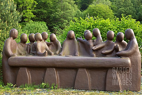 CONTEMPORARY_FIBRE_GLASS_SCULPTURE_OF_THE_LAST_SUPPER_GARDEN_ART_WITHIN_CONWY_VALLEY_MAZE
